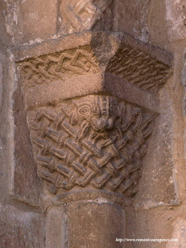 CAPITEL ABSIDAL DE ENTRELAZO